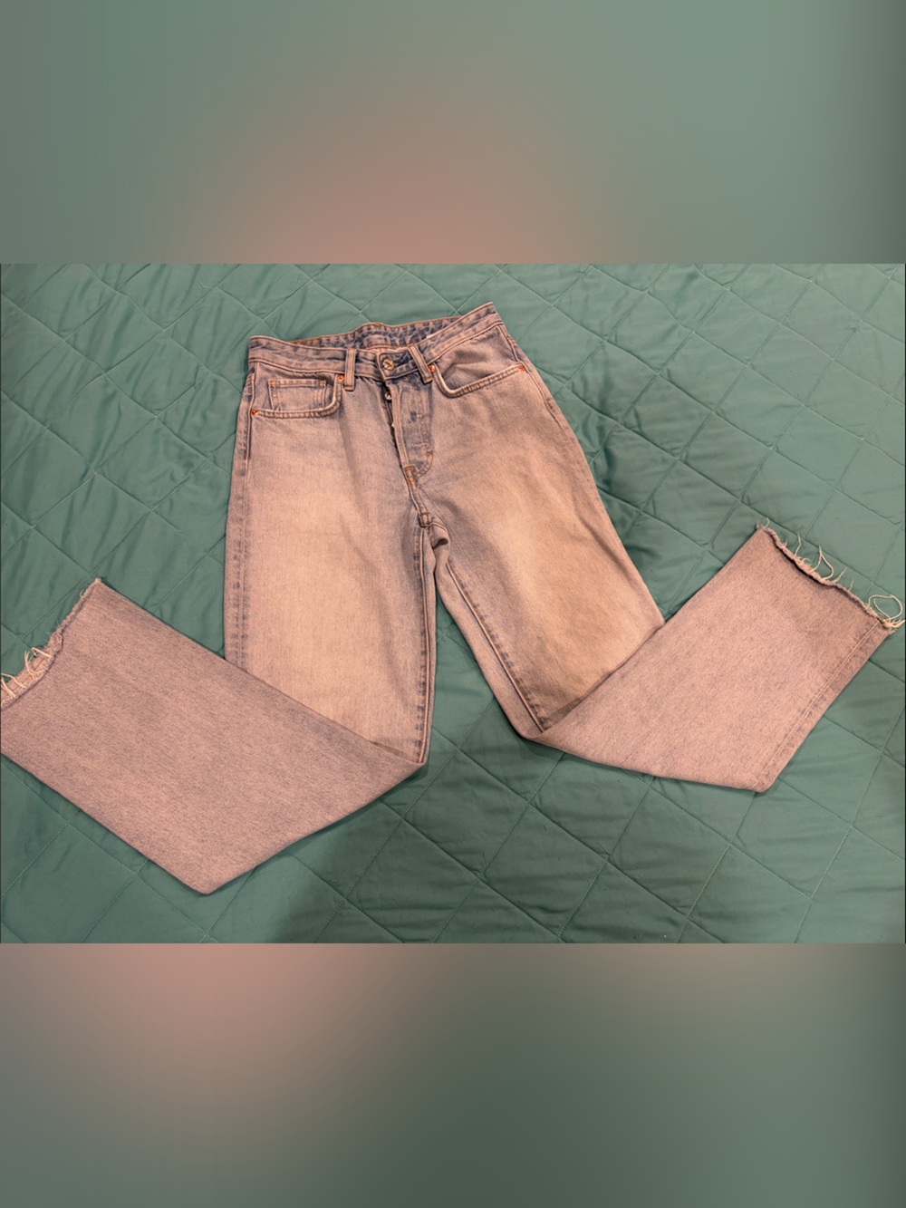 Women’s Straight-Leg Jeans in Light Blue with Frayed Hem